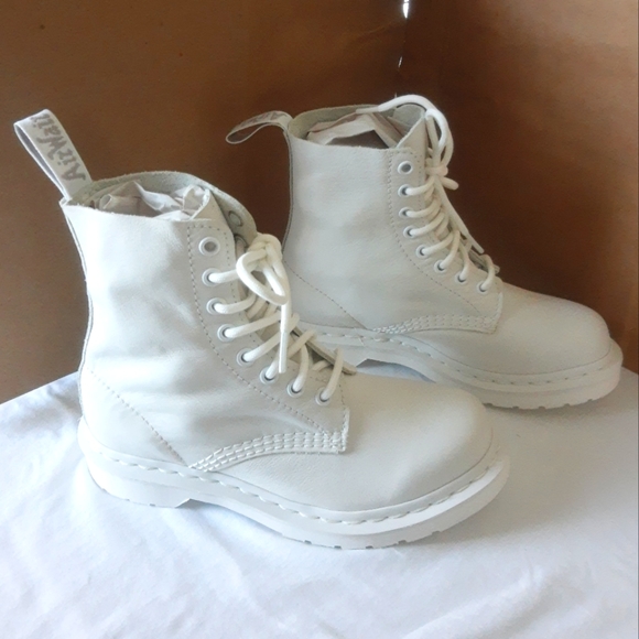 NWOT Dr. Martens 1460 Pascal Mono Leather Lace Up Boots - Picture 10 of 13